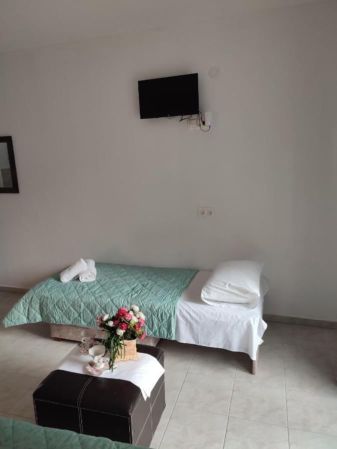 New Era Apartment Полихроно Екстериор снимка