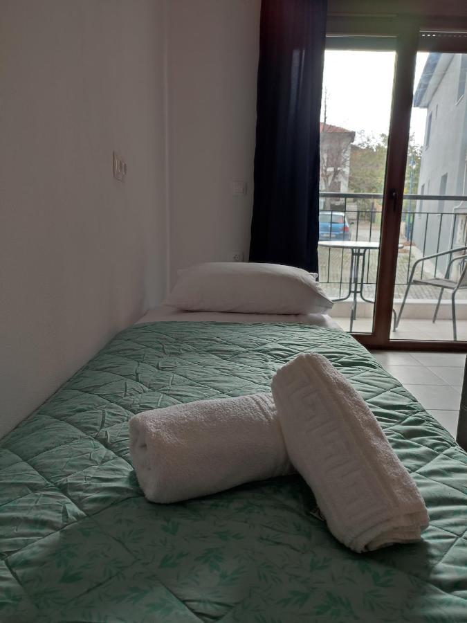 New Era Apartment Полихроно Екстериор снимка